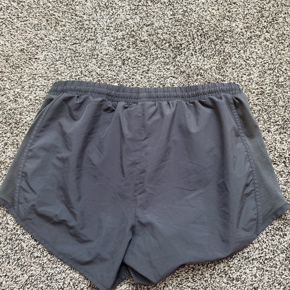Under Armour athletic shorts with pockets! - Picture 2 of 3